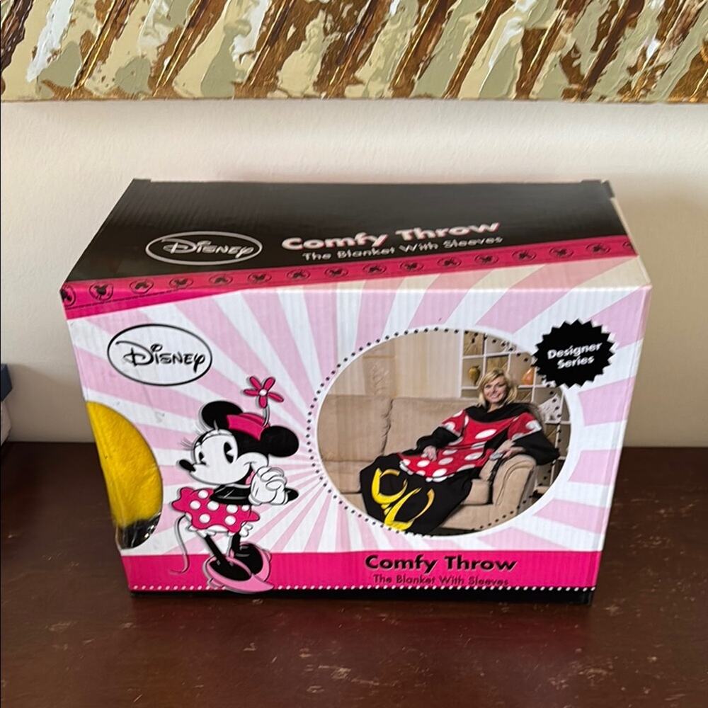 Disney Minnie Mouse Comfy Throw with Sleeves NIB
